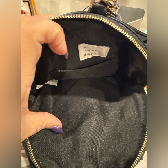 *NWT* 🌹 Rose Shaped Black Clutch Bag w/Chain - Picture 3 of 4